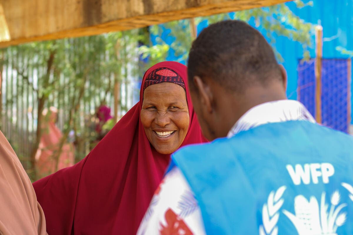 Woman speaks to WFP staff in Somalia