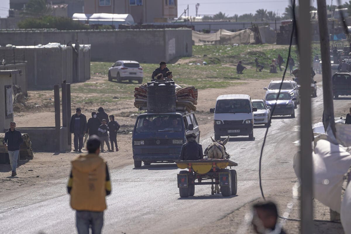 People fleeing Rafah with their belongings