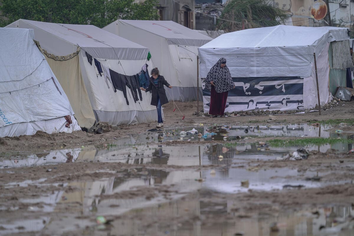 People in makeshift IDP camp in Gaza